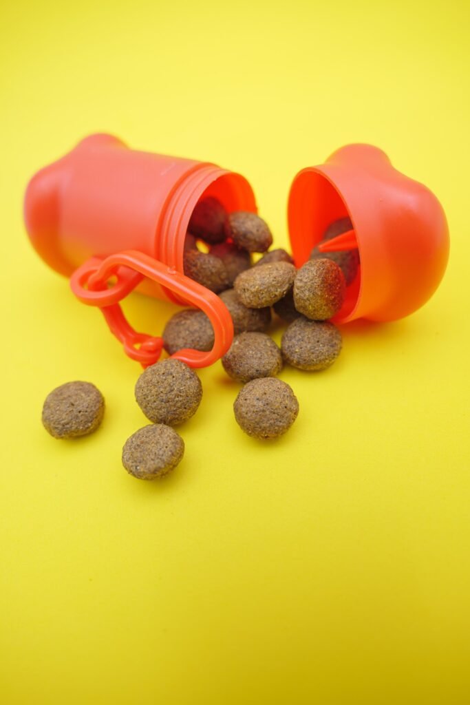 Fotografia still life di crocchette e alimenti per cani e gatti