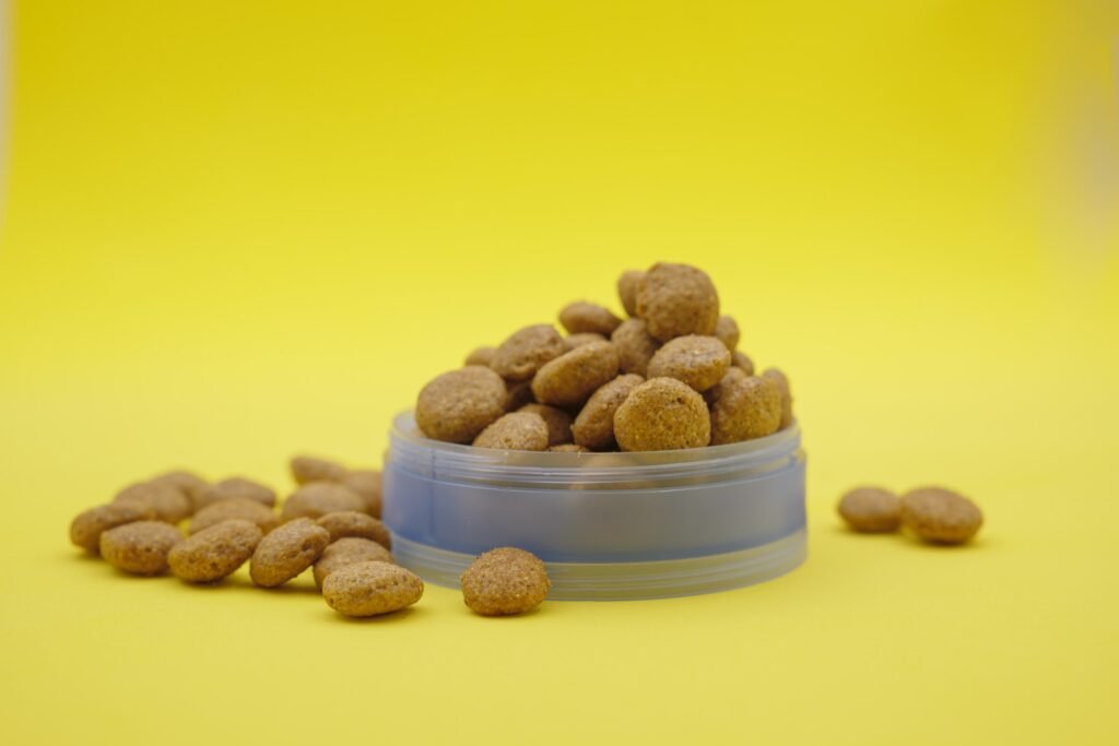 Fotografia still life di crocchette e alimenti per cani e gatti